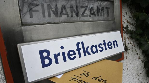 Ein Briefkasten des Finanzamts mit einem Brief darin.