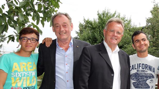 Bürgermeister Dieter Posch (2. v. li.) und Landeshauptmann Niessl mit zwei Flüchtlingen