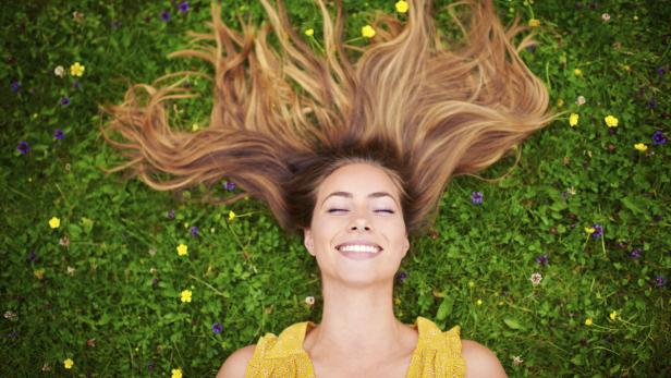 High angle shot of a carefree young woman relaxing in a field of grass and flowershttp://195.154.178.81/DATA/i_collage/pi/shoots/805935.jpg Urheberrecht: PeopleImages Stock-Fotografie-ID:79251987