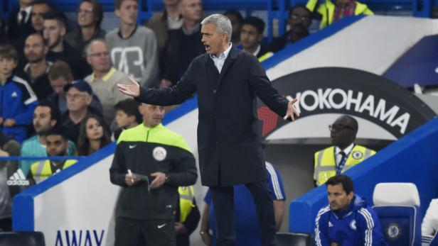 José Mourinho gestikuliert während eines Fußballspiels an der Seitenlinie.