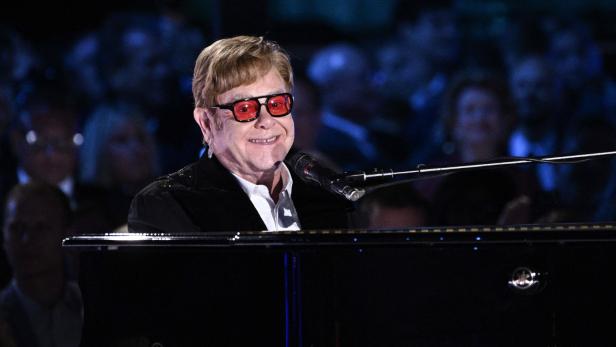 Elton John spielt Klavier vor einem Publikum.