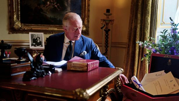 Britischer König Charles lässt sich mit "roter Kiste" informieren