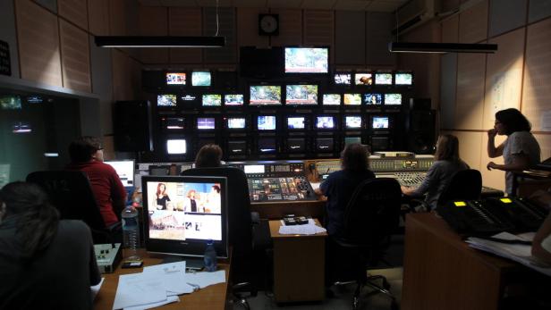 epa03740941 Employees of the Greece state broadcaster ERT keep on working in the control room early morning at the television station&#039;s headquarters in Agia Paraskevi after the government announced ERT&#039;s closure as of 11 June night, in Athens, Greece, on 12 June 2013. ERT&#039;s workforce has occupied the broadcasting company&#039;s headquarters in protest against the government&#039;s decision. EPA/SIMELA PANTZARTZI