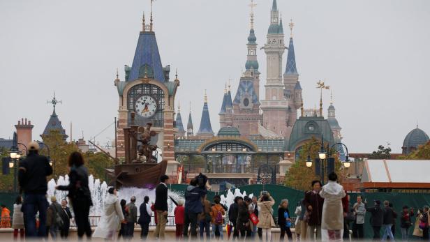 Tausende neugierige Besucher schlendern jetzt schon durch die &quot;Disney Town&quot;.