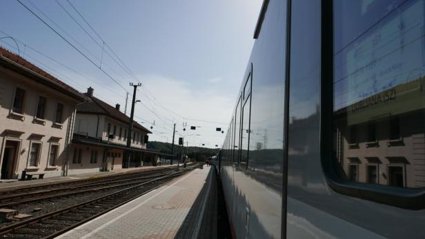 Warten, warten, warten: Dieser Grenzbahnhof ist nie in der Europäischen Union angekommen