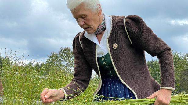 Die Annaberger Bäuerin Vroni Wagner bestellte ein Feld mit Flachs, um den Filmchronisten auf ihrem Hof die Leinenproduktion zu zeigen