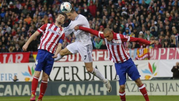 Cristiano Ronaldo köpft im Spiel zwischen Real Madrid und Atlético Madrid den Ball.