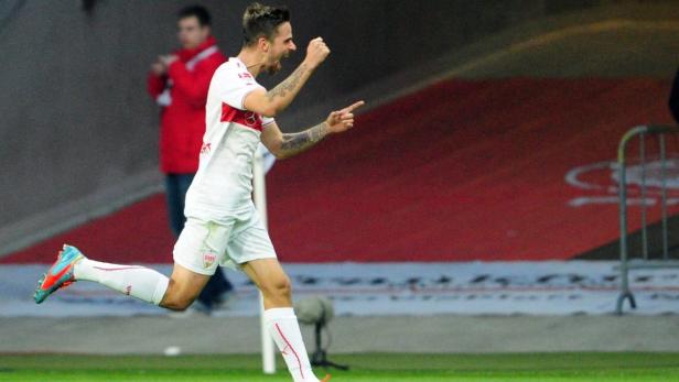 Ein jubelnder Fußballspieler des VfB Stuttgart auf dem Spielfeld.