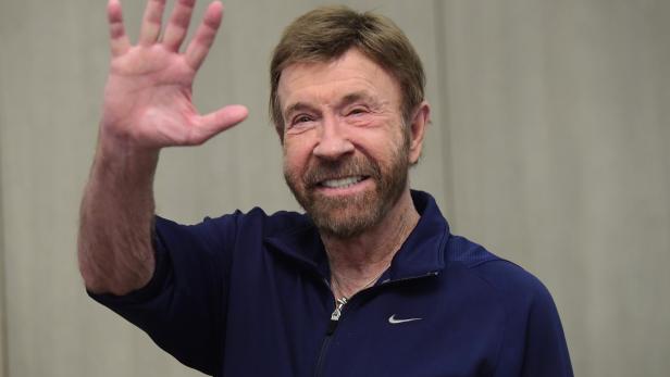 Chuck Norris campaings for 15th Shoe Box fundraising