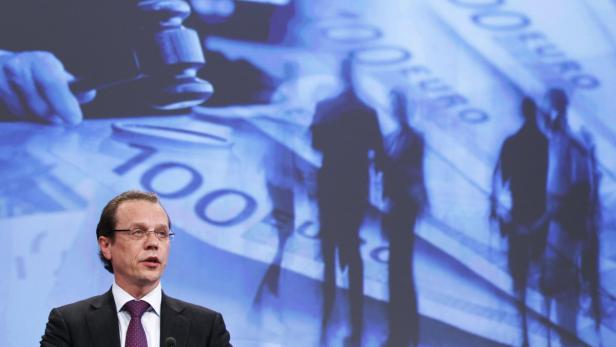 European Commissioner for Taxation and Customs Union, Audit and Anti-Fraud Algirdas Semeta addresses a news conference in Brussels after the EU&#039;s executive proposed new rules to protect the financial interests of the European Union July 11, 2012. REUTERS/Francois Lenoir (BELGIUM - Tags: POLITICS BUSINESS)