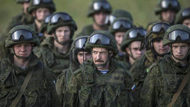 Russische Soldaten bei einer Übung in Serbien 2014, Symbolbild