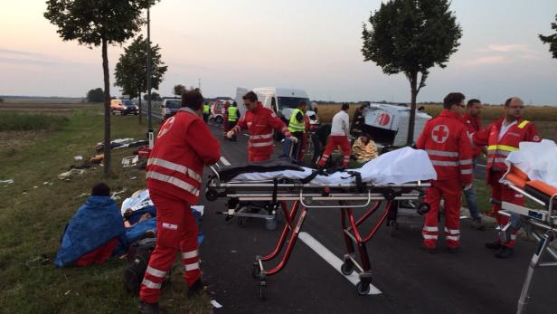 Das Rote Kreuz versorgte die vielen verletzten Flüchtlinge nach dem Unfall