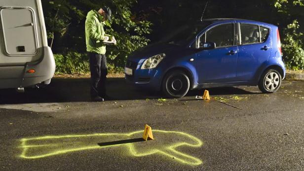 epa03731571 CORRECTION epa03731526 The outlines of a shot man are marked on the ground after a taxi driver shot an alledged attacker in Vienna, Austria 05 June 2013. According to police, the passenger allegedly attacked the taxi driver with a knife, before being shot. EPA/HERBERT NEUBAUER CORRECTING PERSON IN TEXT WHO WAS SHOT