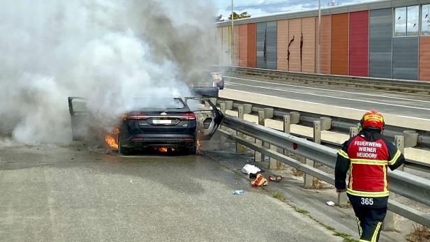 Auto brannte auf A2 in Niederösterreich völlig aus