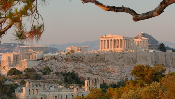 Das Parthenon und andere Gebäude der Akropolis in Athen.