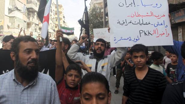 Proteste in der nordsyrischen Stadt Aleppo gegen die russischen Angriffe