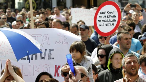 Demonstration von Kreditnehmern in Zagreb im April: Auf dem Schild steht: CHF-Kredite, verfassungswidrig, unmoralisch, hinfällig