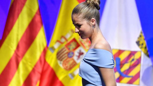 Prinzessin Leonor von Spanien vor spanischen Flaggen.