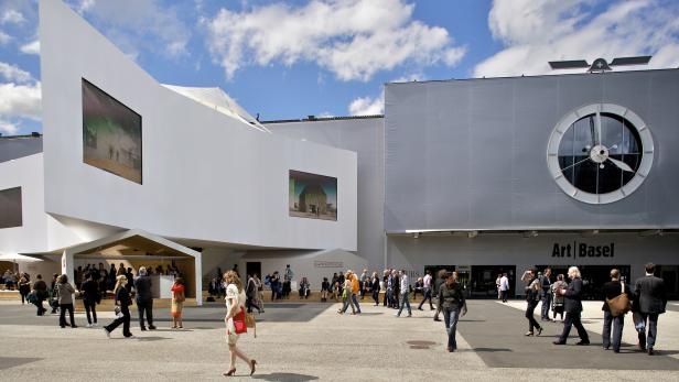 Der Vorplatz der Messehalle Basel wird zur Messezeit immer wieder mit aktueller Kunst bespielt