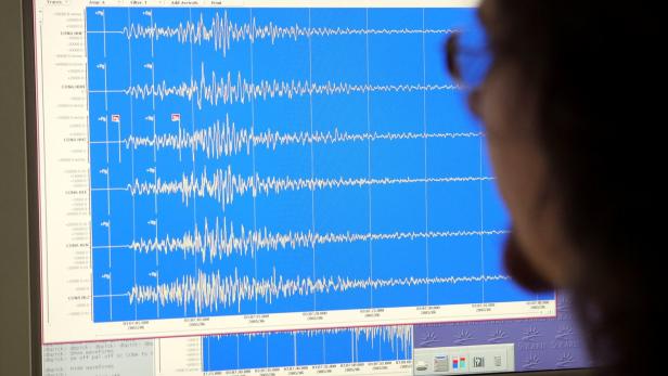 Archivbild: Ein ZAMG-Wissenschafter zeigt Ausschläge eines leichten Erdbebens