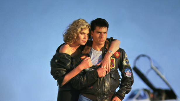 Tom Cruise und Kelly McGillis vor Kampfjets in „Top Gun“.