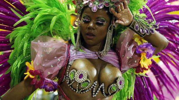 Mit den Paraden der Sambaschulen hat der Karneval in Rio de Janeiro seinen Höhepunkt erreicht.