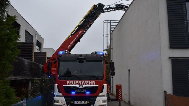 Feuerwehr rettet Mädchen vom Dach eines Wohnhauses