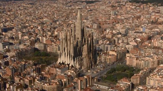 Die ist Barcelonas ewige Baustelle. Wie die von Architektur-Ikone Gaudi entworfene Kathedrale einmal aussehen soll, wenn sie fertig ist, zeigt diese Animation.