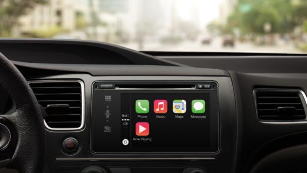 Das Armaturenbrett eines Autos zeigt ein Display mit Apps wie Telefon, Musik und Karten.