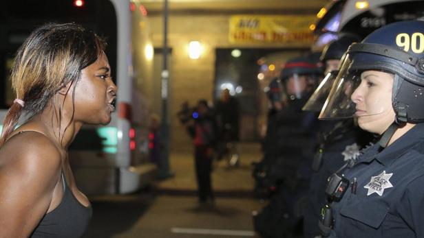 Massenhaft Proteste von der Ost- bis zur Westküste der USA: In Ferguson versuchen indessen über 2000 Soldaten der Nationalgarde, weitere Gewaltausbrüche und Zerstörungen zu verhindern