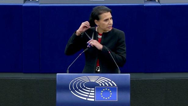 Video: EU-Politikerin schneidet aus Solidarität mit Iranerinnen Haare ab
