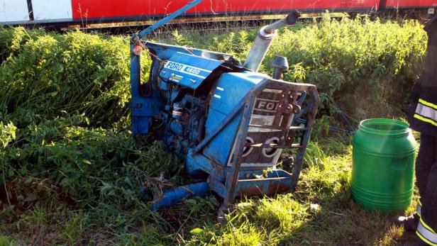 Der Traktor wurde in der Mitte auseinandergerissen