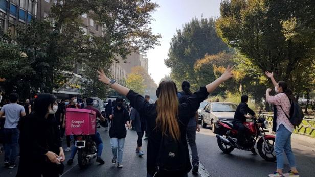 Iranische Demonstrantin: "Wir wollen ein völlig neues Land"