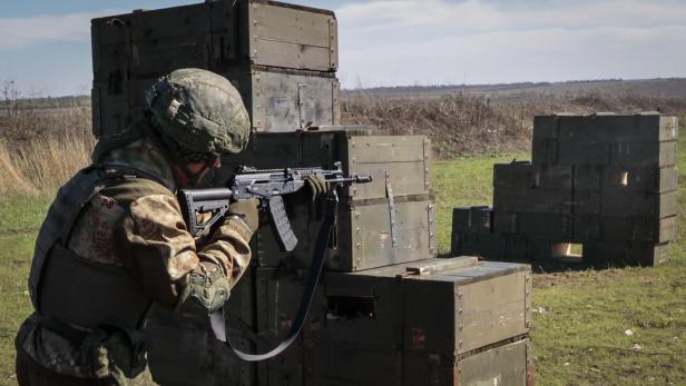 Russische Wehrpflichtige nehmen an einer Militärausbildung in Donezk teil.