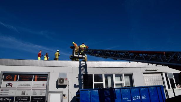 Feuerwehr rettet verletzten Arbeiter von Hallendach im Bezirk Baden
