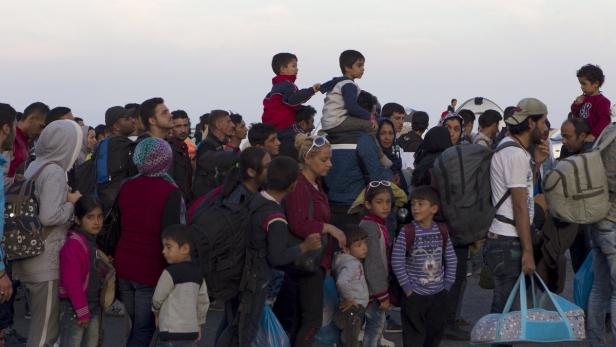 Lesbos: Flüchtlinge auf dem zur Fähre.