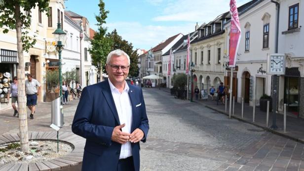Thomas Steiner, Bürgermeister von Eisenstadt, in der Fußgängerzone