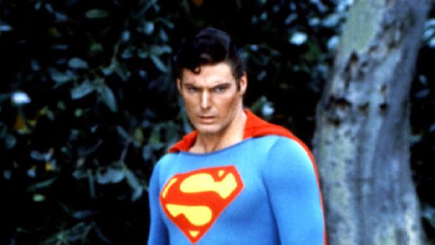 Christopher Reeve als Superman in voller Montur.