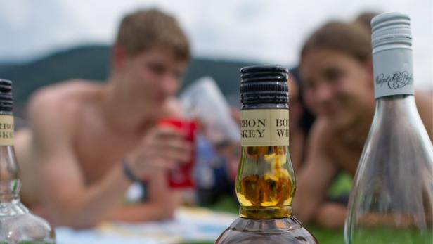 Jugendliche mit Alkohol Bei jenen Teilnehmern, die am häufigsten TV-Spots für Bier, Wein und Schnaps gesehen hatten, lag die Rauschquote bei 24 Prozent und damit vier Mal so hoch.