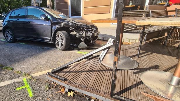 Auto schlitterte nach Pkw-Zusammenstoß in Wiener Gastgarten
