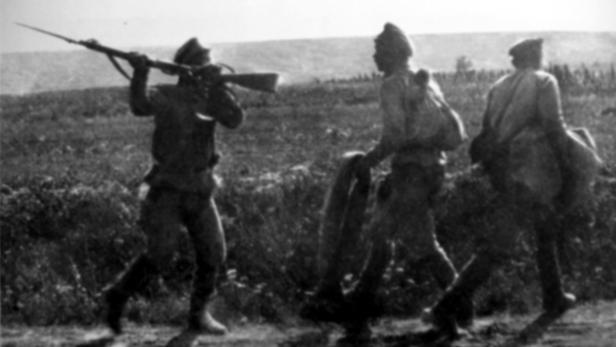 Erster Weltkrieg: Zwei russische Deserteure werden von einem Soldaten wieder zurück in die Schützengräben getrieben