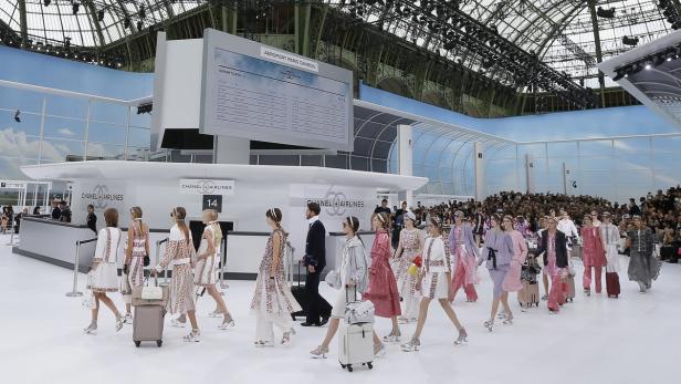 Chanel zeigte im &quot;Aeroport Paris Cambon&quot; seine Kollektion.