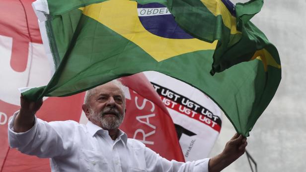 Candidate Luiz Inácio Lula da Silva continues his campaign for the second round