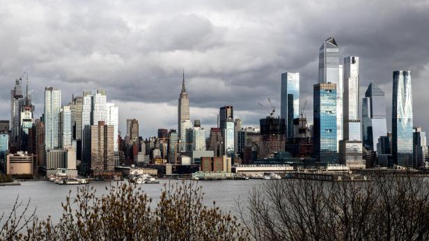 FILE PHOTO: FILE PHOTO: A view of Manhattan and the Hudson River during the outbreak of the coronavirus disease (COVID-19) in New York City as seen from Weehawken