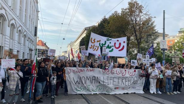 „Frauen, Leben, Freiheit“ – der Gerechtigkeitsruf für Frauen im Iran ertönte in Wien am Samstag auch vor der Botschaft.