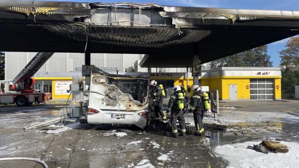 Explosionsgefahr auf Tankstelle: Wohnwagen fing Feuer