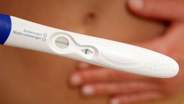 Forscher hatten Daten von 41 dänischen Frauen ausgewertet, die entnommenes Eierstock-Gewebe wieder eingesetzt bekamen: Zehn Frauen bekamen mindestens ein Kind.
