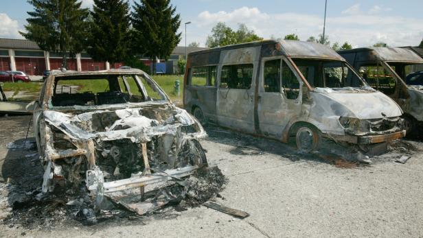 Im Mai 2012 brannten in der Vogler Kaserne in Hörsching sieben Fahrzeuge – der Sachschaden soll mehr als 300.000 Euro betragen haben.