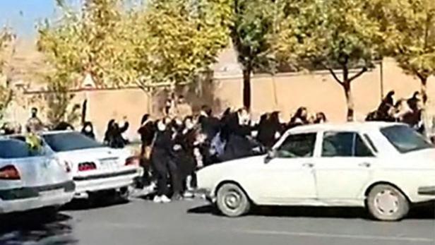 Iran-Proteste: Polizistinnen stürmen Mädchenschulen