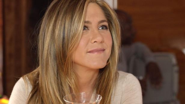 Jennifer Aniston träumt für Emirates einen Albtraum aus dem sie, in dem ihren Ansprüchen gerechtwerdenden Flugzeug aufwacht. Die Schauspielerin tritt für den Komfort und Luxus den die Fluglinie auf Premium-Ebene anbietet auf.